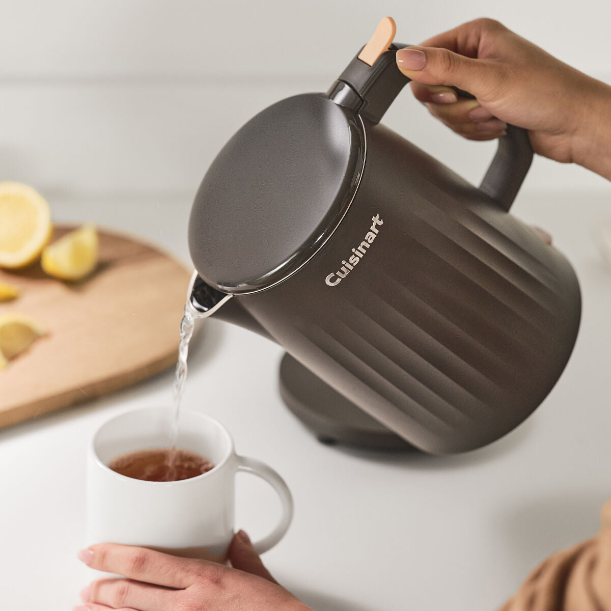 Cuisinart Soho series kettle CK-10BKC, pouring.