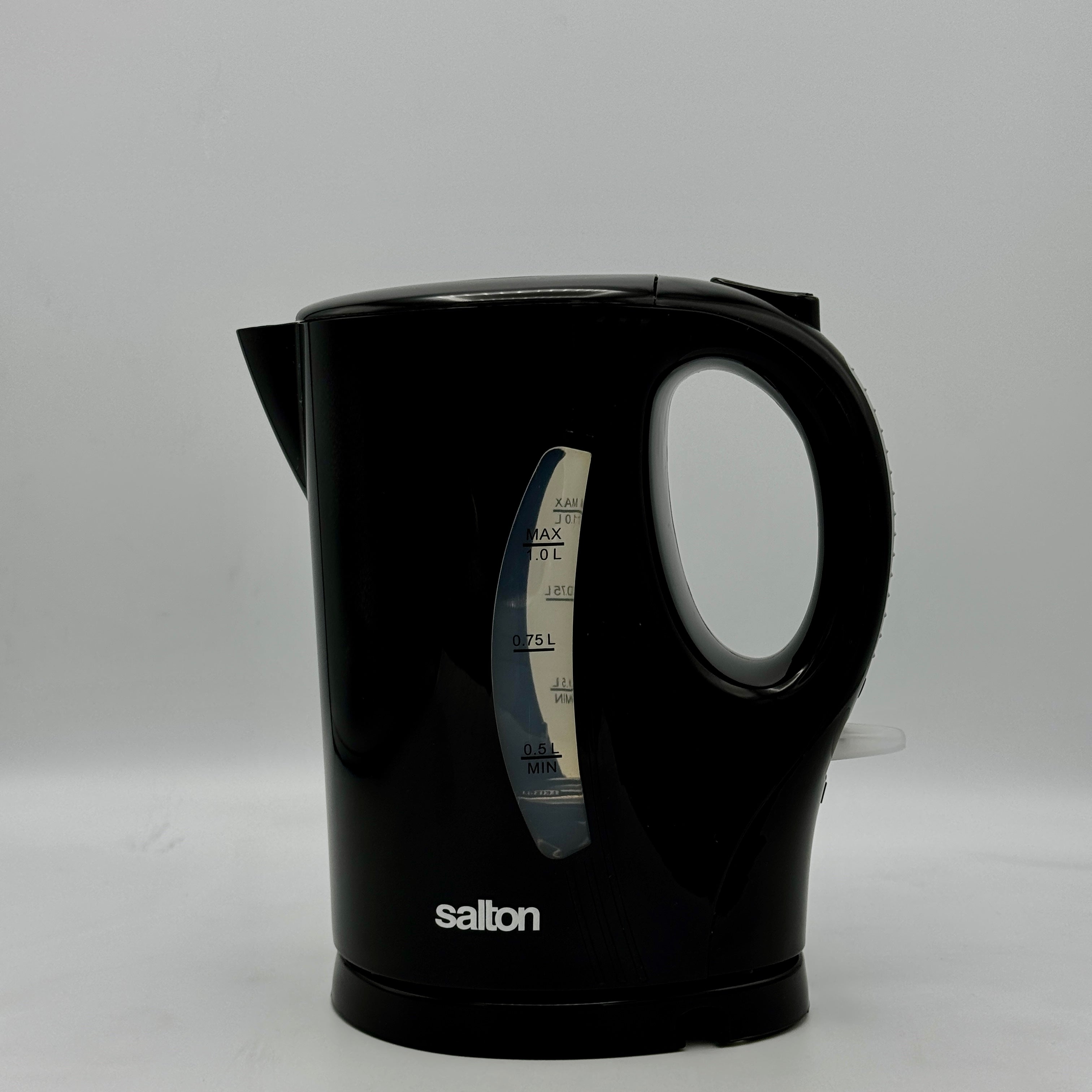 Salton cordless kettle JK2190 in black, front view.
