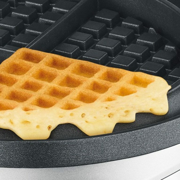 Breville Waffle Maker |BWM520BSS| round "the No Mess Waffle"